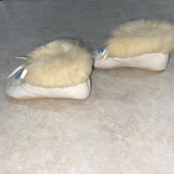 Vintage 1948 Minnehaha Moccasin baby slippers w/ white leather & rabbit fur trim - Picture 5 of 11